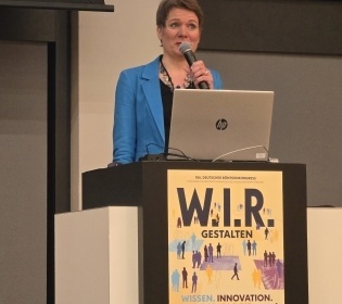 Dr. Ulrike Engelmayer speaking at the German Radiology Congress...