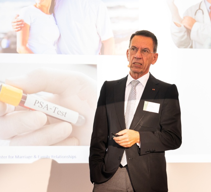 Man giving a presentation - Prof. Bernd Hamm