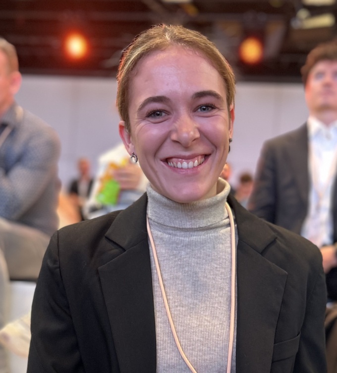 Smiling woman looking at the camera: Sarah Katharina Herber...