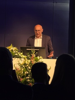 Nobel Laureate Prof. Dr. Stefan W. Hell holding a speech